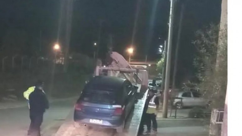 Se quedó dormido en su auto en el medio de la calle